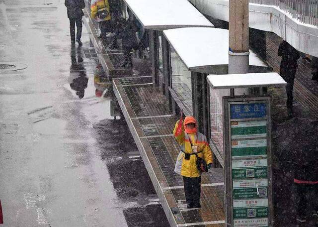 第二场雪  镜头（二）扫雪铲冰 保障出行