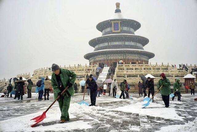 第二场雪  镜头（二）扫雪铲冰 保障出行