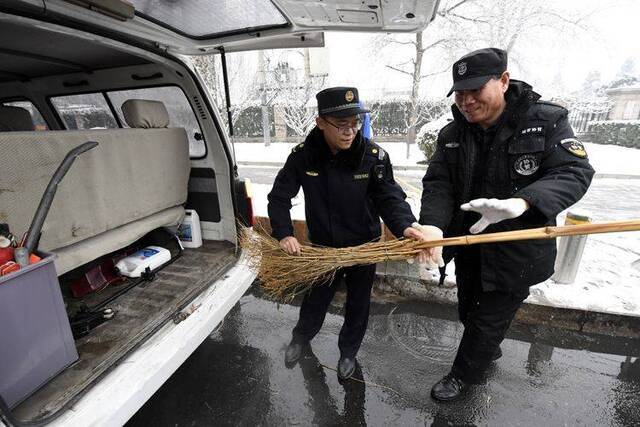 第二场雪  镜头（二）扫雪铲冰 保障出行