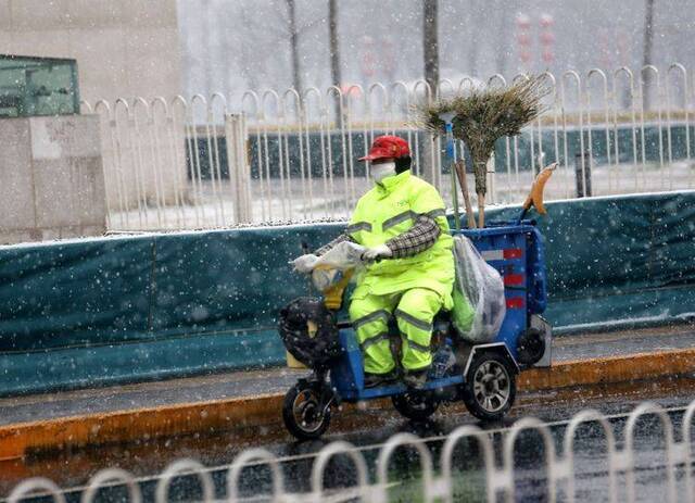 第二场雪  镜头（二）扫雪铲冰 保障出行