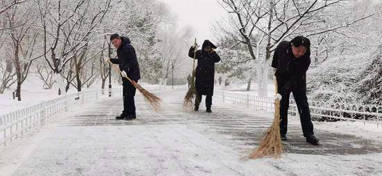 为何雪还没下就提前撒融雪剂？城管委回应来了