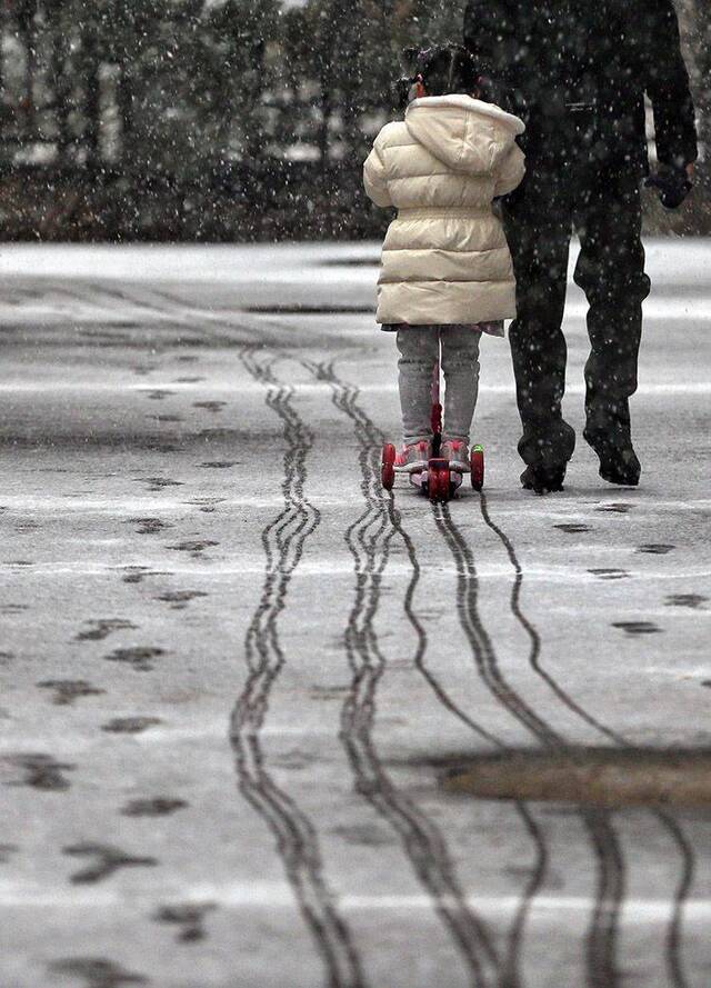 第二场雪  镜头（三）停下脚步 拥抱瑞雪