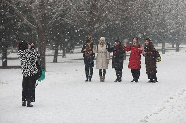 第二场雪  镜头（三）停下脚步 拥抱瑞雪