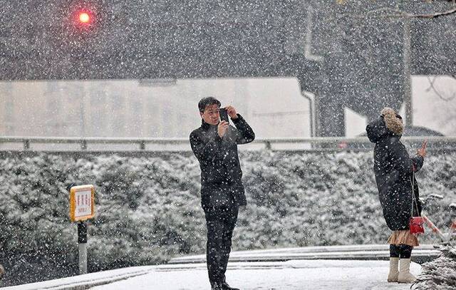 第二场雪  镜头（三）停下脚步 拥抱瑞雪