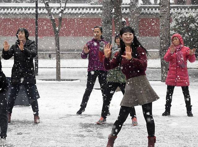 第二场雪  镜头（三）停下脚步 拥抱瑞雪