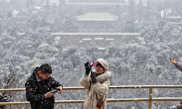 第二场雪  镜头（三）停下脚步 拥抱瑞雪