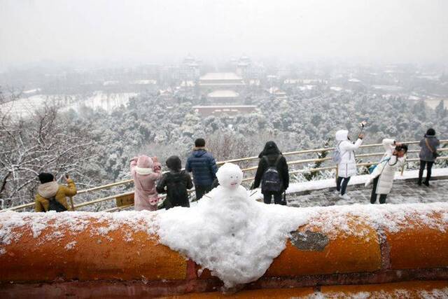 第二场雪  镜头（四）堆雪人 赏雪景