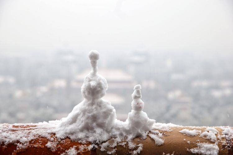 第二场雪  镜头（四）堆雪人 赏雪景