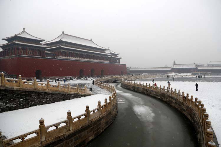 第二场雪  镜头（四）堆雪人 赏雪景