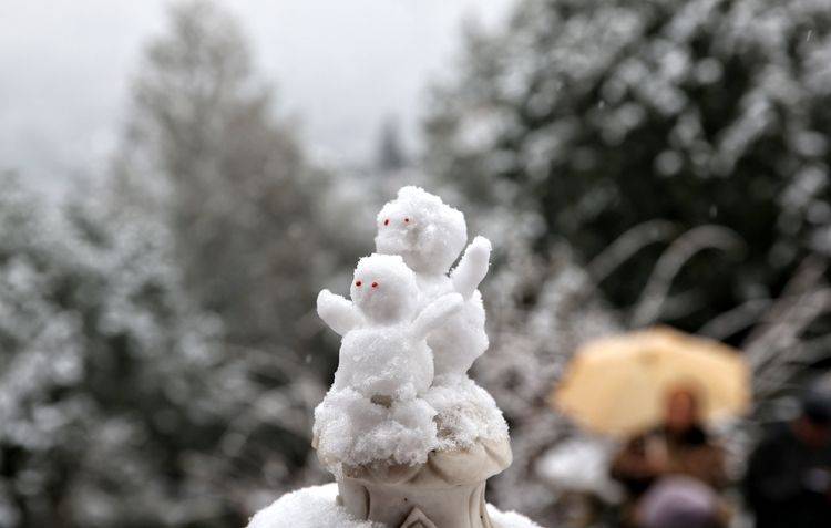 第二场雪  镜头（四）堆雪人 赏雪景