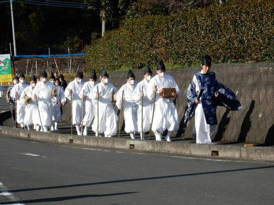 神官带领13只“天狗”向山顶进发（每日新闻）