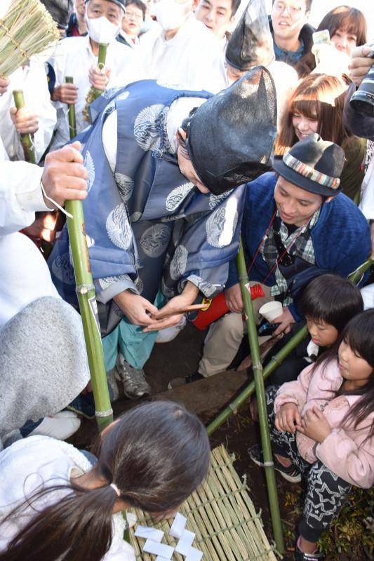 参加者在等神官祷告完后抢祭品（每日新闻）