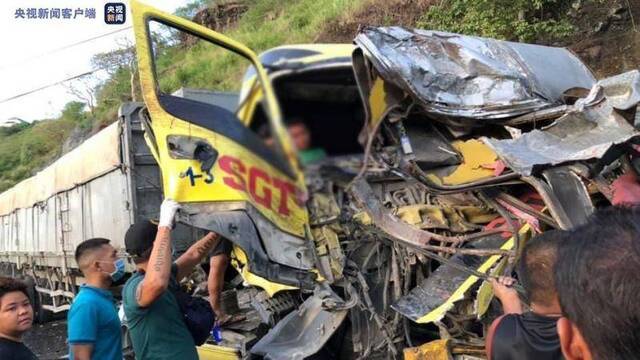 菲律宾一小型公交车与两辆卡车相撞 至少9人死亡