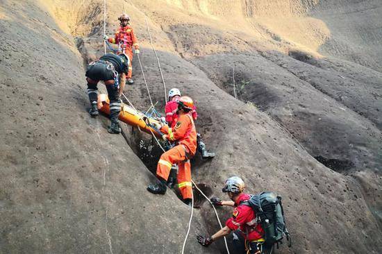 游客为捡无人机坠崖 消防官兵索降60米施救(图)
