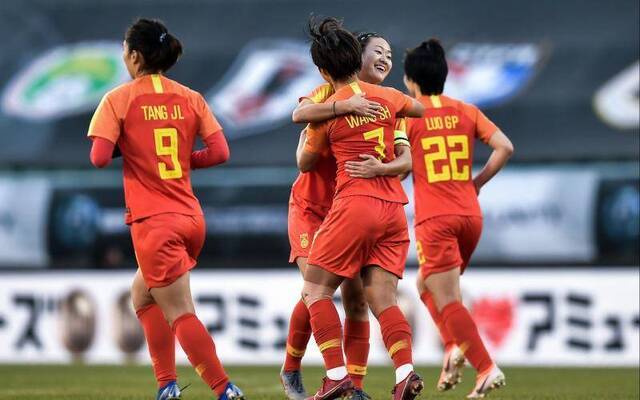 吴海燕与为她送出助攻的王霜拥抱庆祝。图/Osports