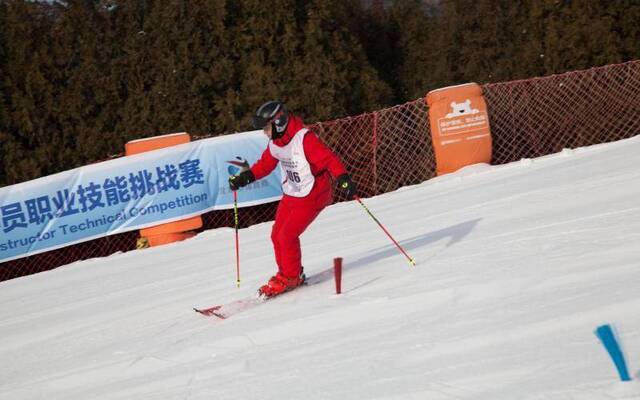 为提高教练水平，近百名滑雪指导员齐聚军都山挑战赛