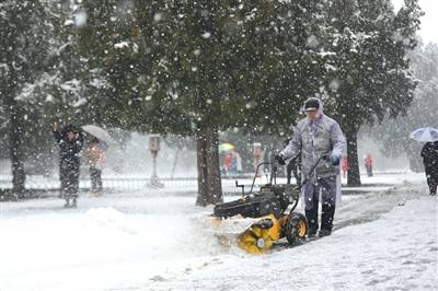 天坛公园，工作人员正在除雪。新京报记者王飞摄