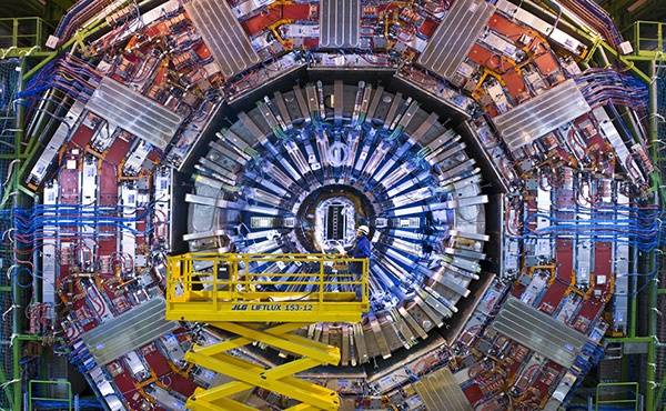 欧洲核子研究中心（CERN）的大型强子对撞机（LHC）。