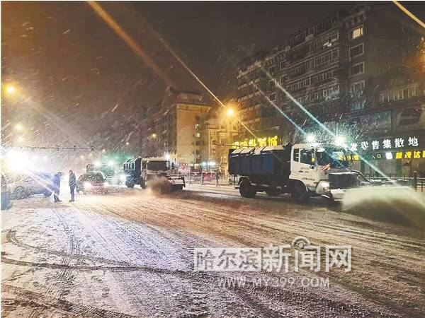 3万“大军”彻夜清冰雪力保“上班路”