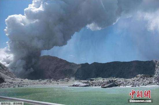 资料图：当地时间12月9日，新西兰丰盛湾怀特岛火山爆发，火山灰直冲云霄。