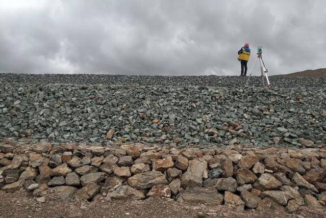 多年冻土区的碎石路基，图源：第二次青藏科考队