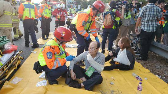 香港一辆巴士撞树致5人死亡 30余人受伤(图)