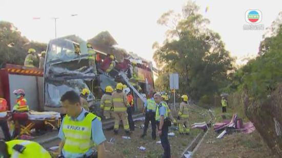 香港一辆巴士撞树致5人死亡 30余人受伤(图)