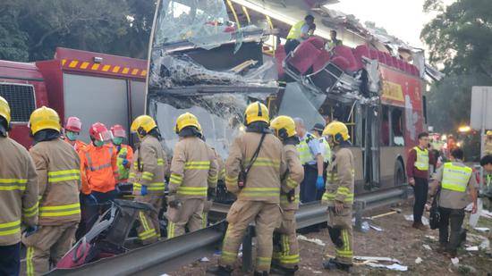 香港一辆巴士撞树致5人死亡 30余人受伤(图)