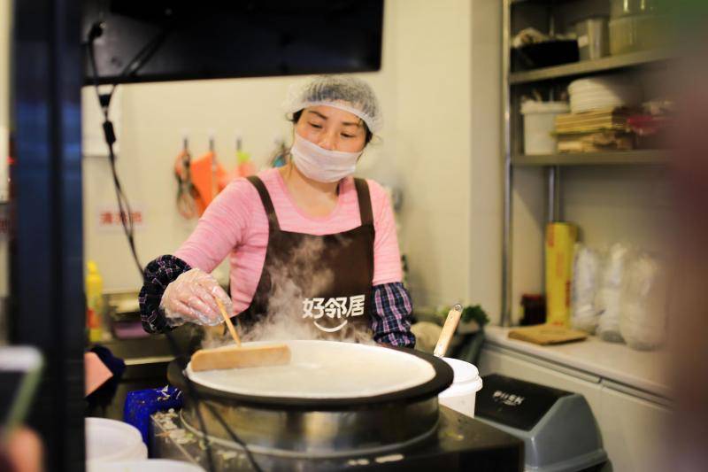 好吃丨隐藏在便利店的街头美食之煎饼果子、酸辣粉