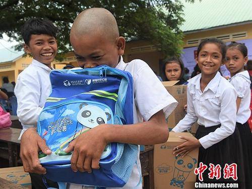 中国扶贫基金会在柬发放“爱心包裹” 三万余小学生受益