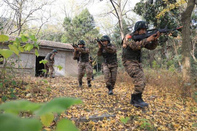 直击武警“魔鬼周”：特战队员夜潜寒潭，一枪毙敌