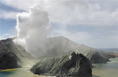 火山喷发后的新西兰怀特岛。新华社发（奥克兰救援直升机组织供图）