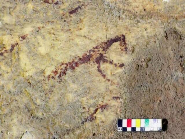 印尼苏拉威西岛洞穴发现4.4万年前叙述故事的壁画半人半兽的生物手持矛猎杀动物