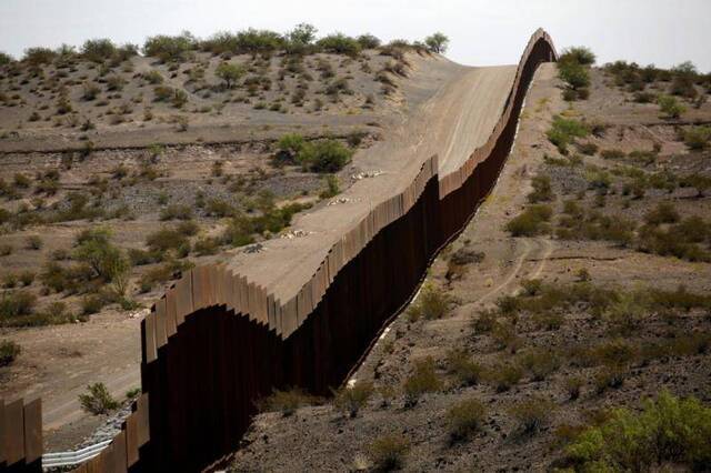 美墨边境墙图自：路透社