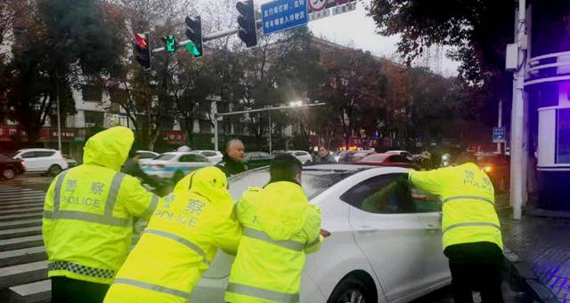 湖南常德：小车油尽抛锚路口 交警热心帮忙解难