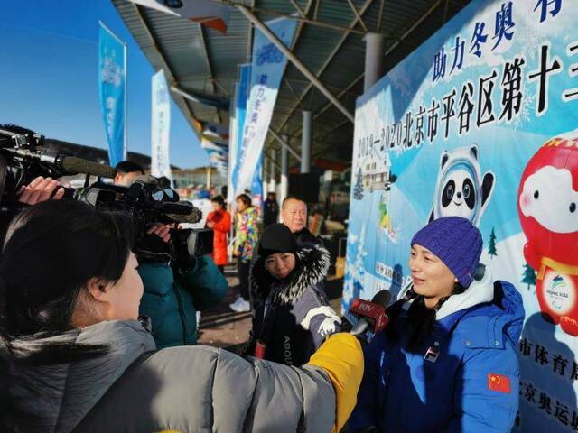 世界冠军李妮娜打卡平谷东高村镇 见证冰雪季开幕