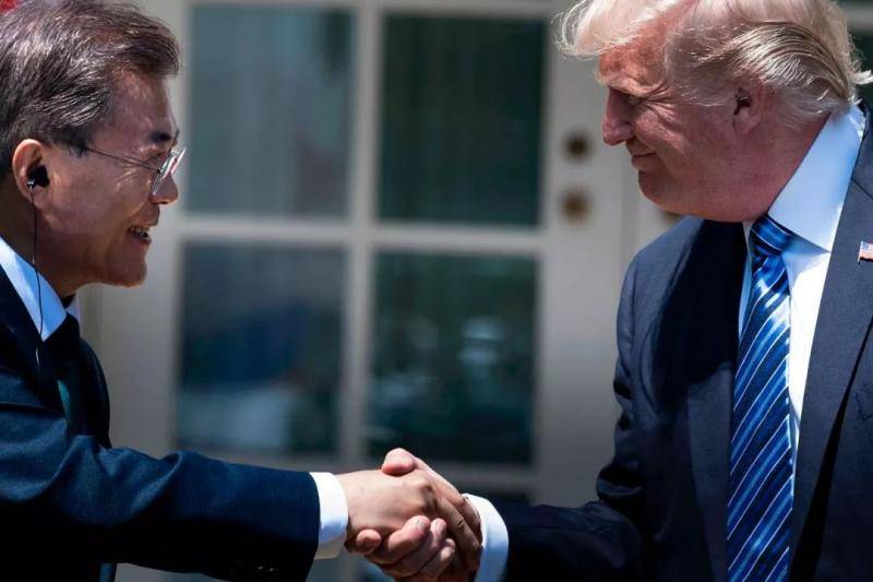 2017年6月30日，在美国华盛顿白宫，美国总统特朗普和韩国总统文在寅在联合新闻发布会上握手。新华社/法新
