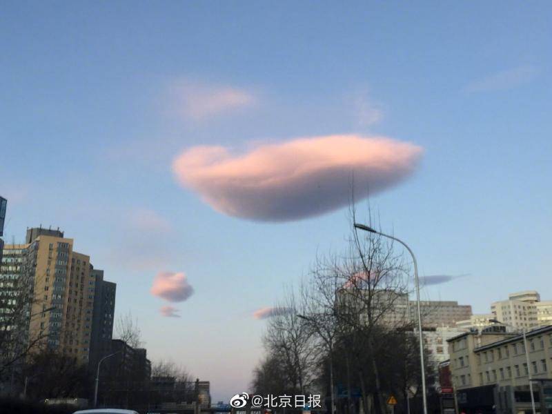 北京天空现“云UFO” 中间厚边缘薄好似豆荚(图)