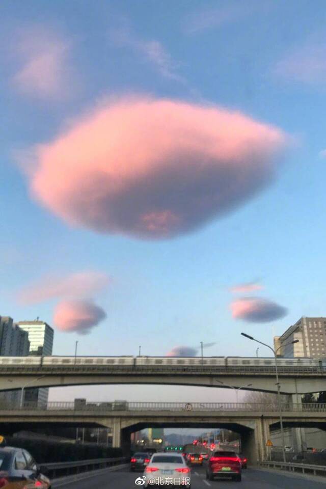 北京天空现“云UFO” 中间厚边缘薄好似豆荚(图)