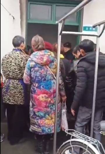 ▲李某妻女抢救无效死亡/图据当地村民