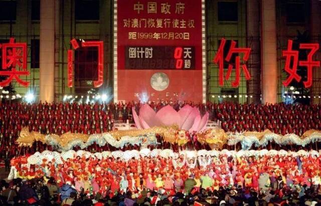  1999年12月19日晚，“北京市人民迎接澳门回归祖国联欢晚会”在天安门广场举行