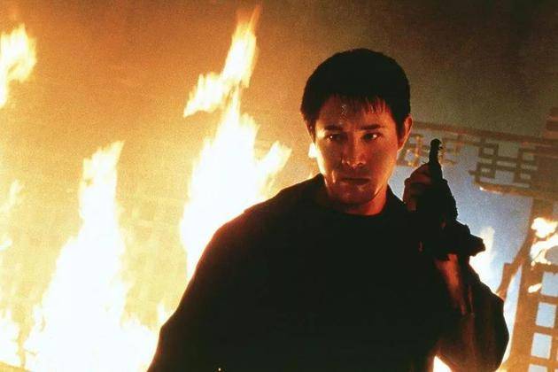 李连杰1997年开始转向好莱坞发展，2000年其主演的第一部好莱坞电影《致命罗密欧》在北美上映