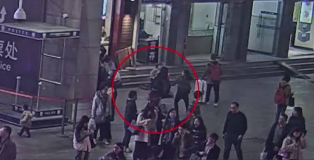上海站外女子抱走女童被拦下，涉嫌拐骗儿童已刑拘
