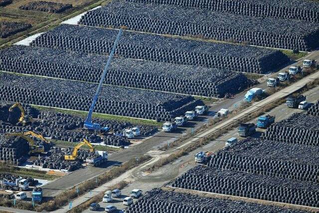 装在黑色袋子里的大量核除污土壤（每日新闻）