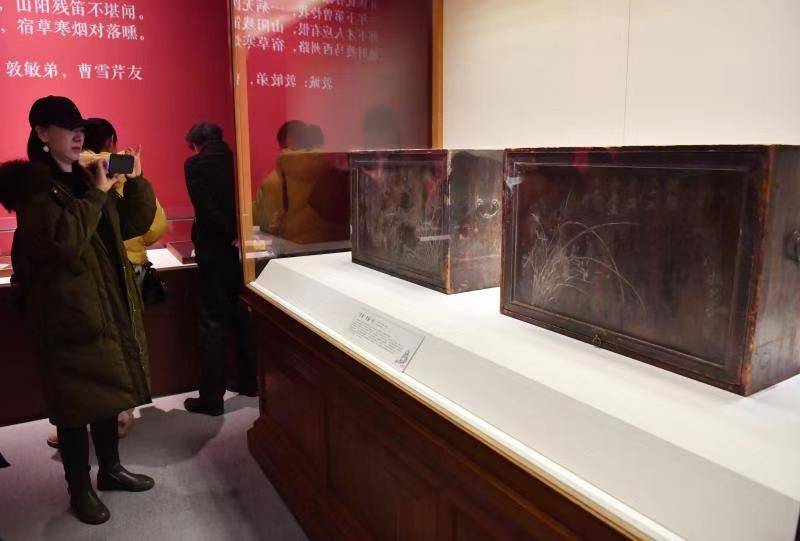 最大规模红楼梦文化展亮相国博 “宝玉”“熙凤”观展