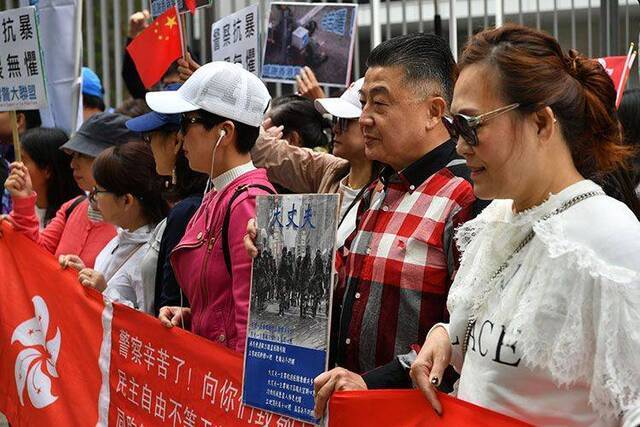 香港民间团体在立法会前游行请愿：支持警察