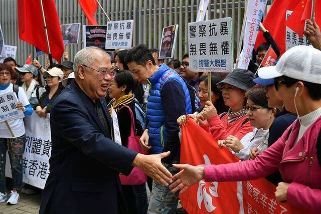 香港民间团体在立法会前游行请愿：支持警察