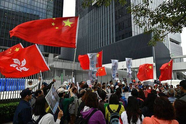 香港民间团体在立法会前游行请愿：支持警察