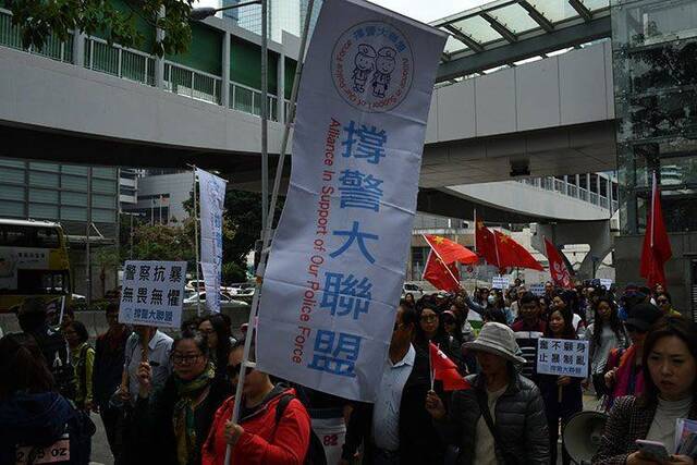 香港民间团体在立法会前游行请愿：支持警察