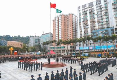 2019年12月20日8时，澳门特别行政区政府在金莲花广场举行隆重升旗仪式，庆祝澳门回归祖国20周年。升旗仪式现场。本报记者张盼摄